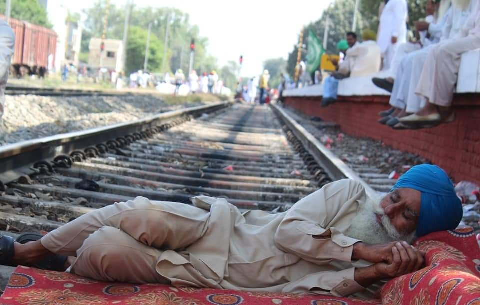 रेल रोको आंदोलन का 150 से अधिक जगह पर रहा असर, 71 रेलगाडिय़ां हुईं बाधित, यात्री हुए परेशान रेल रोको आंदोलन का 150 से अधिक जगह पर रहा असर, 71 रेलगाडिय़ां हुईं बाधित, यात्री हुए परेशान